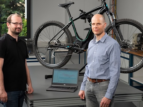 Hagen Bankwitz und Jörg Hübler vor einem Fahrrad.