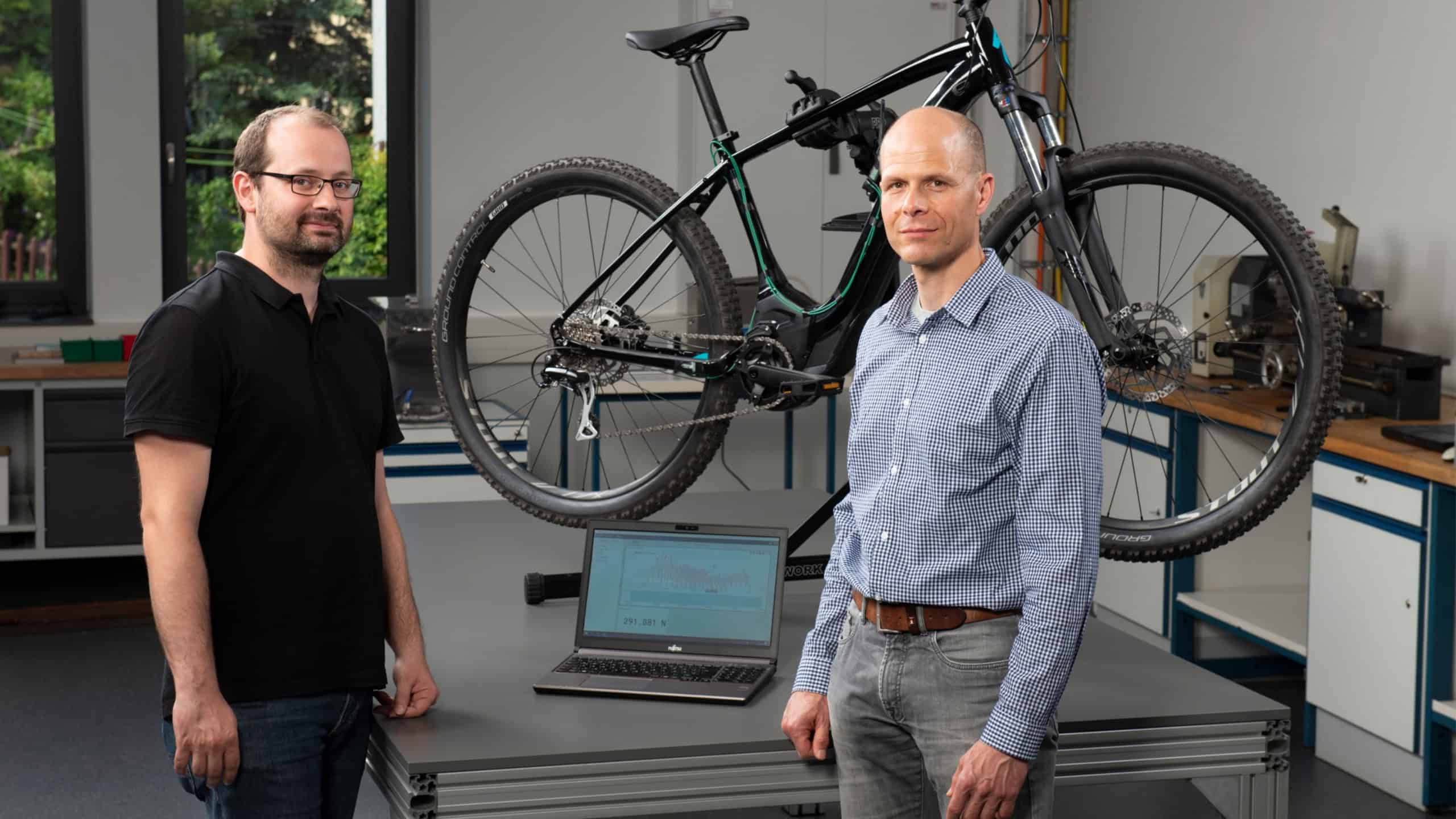Hagen Bankwitz und Jörg Hübler vor einem Fahrrad.