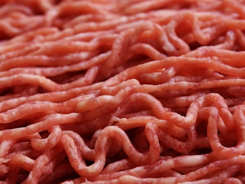 Rohes Hackfleisch aus herkömmlicher Fleischproduktion als Symbolbild für die Forschung zu Laborfleisch.