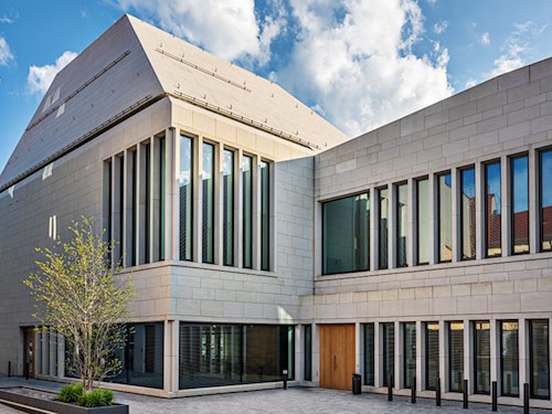 Der Vortrag findet im Krüger-Hörsaal des Schlossplatzquartiers der TU Bergakademie Freiberg statt.