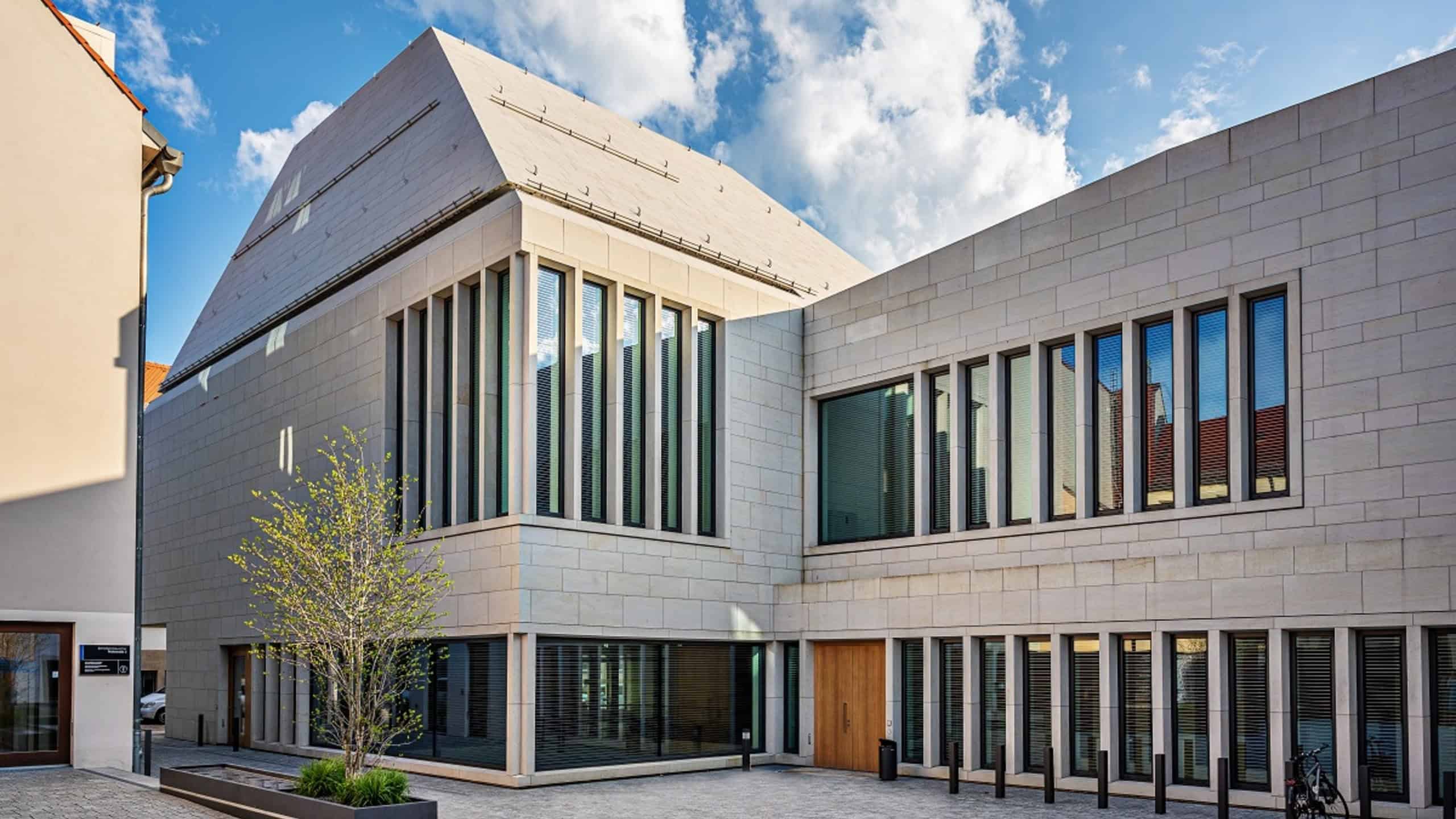 Der Vortrag findet im Krüger-Hörsaal des Schlossplatzquartiers der TU Bergakademie Freiberg statt.