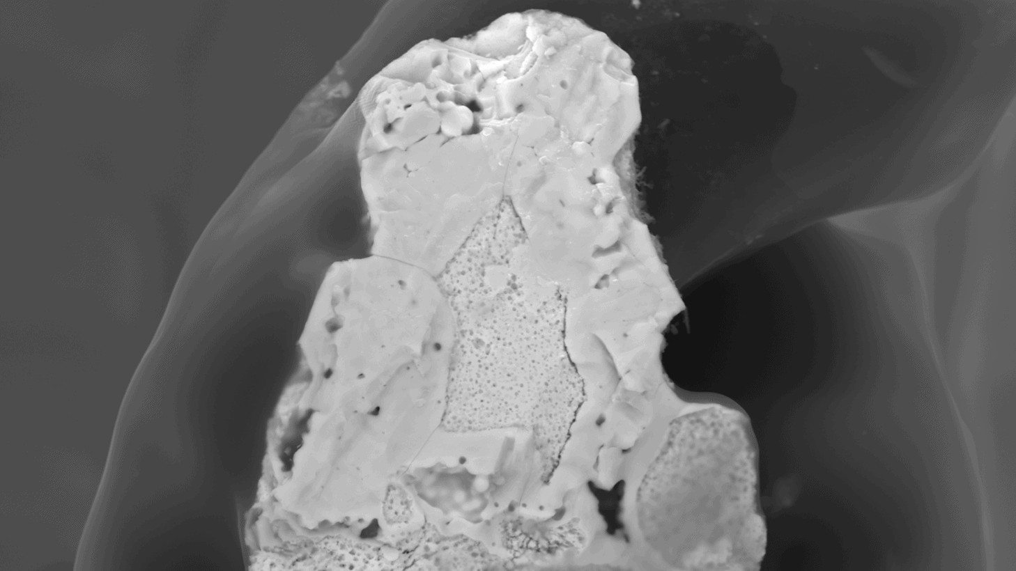 Hot Particle aus dem Reaktorunglück von Tschernobyl, teilweise mit Zirkonoxid verschmolzen