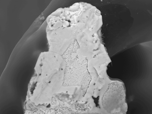 Hot Particle aus dem Reaktorunglück von Tschernobyl, teilweise mit Zirkonoxid verschmolzen