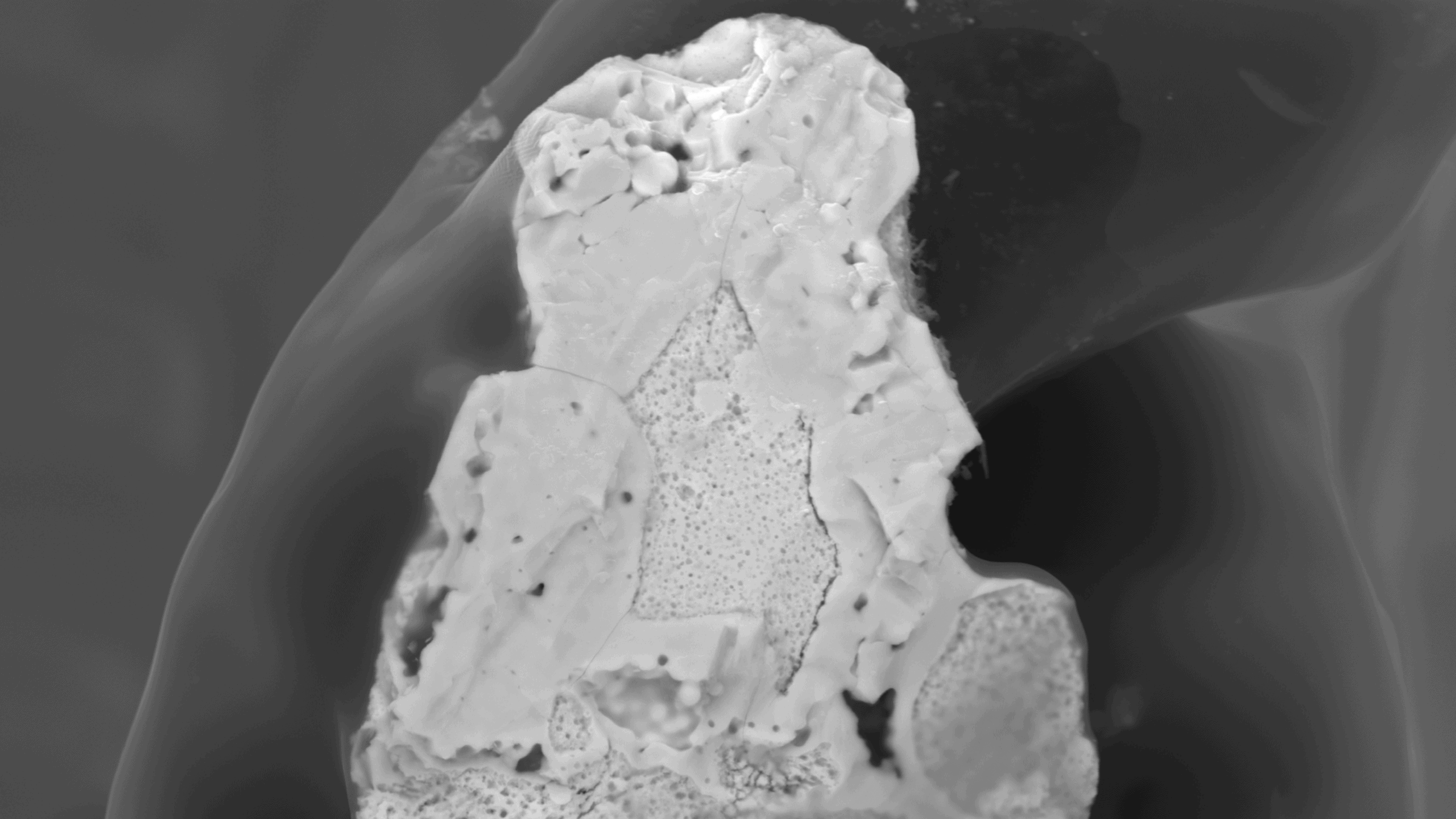 Hot Particle aus dem Reaktorunglück von Tschernobyl, teilweise mit Zirkonoxid verschmolzen