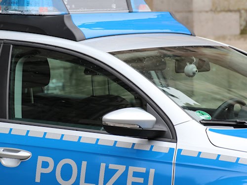 Polizeiauto als Symbolbild für eine Studie über Sexismus bei der Polizei Sachsen