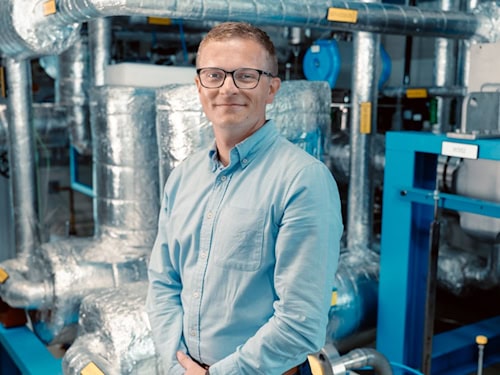 Dr. Riley Barta vor dem CARBOSOLA-Versuchsstand am Helmholtz-Zentrum Dresden-Rossendorf.