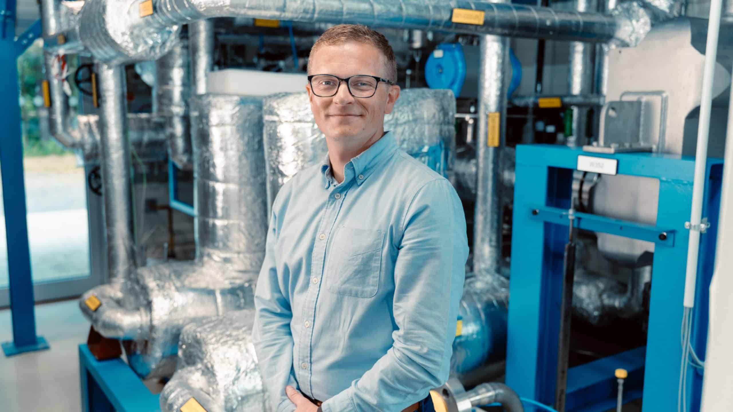 Dr. Riley Barta vor dem CARBOSOLA-Versuchsstand am Helmholtz-Zentrum Dresden-Rossendorf.