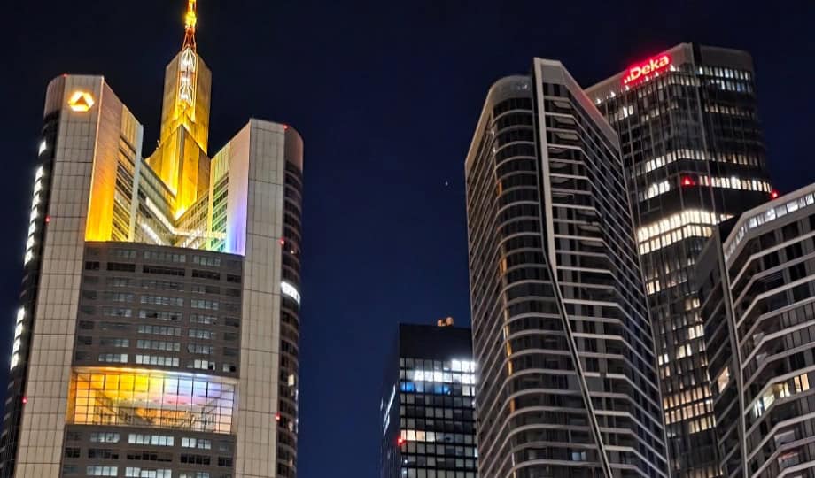 Frankfurts Skyline bei Nacht – Bewertungsherausforderungen in luftiger Höhe