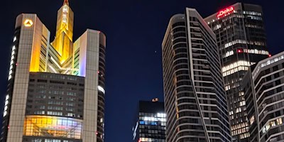 Frankfurts Skyline bei Nacht – Bewertungsherausforderungen in luftiger Höhe