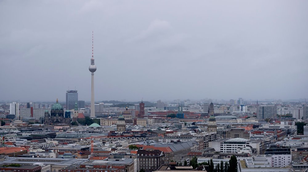 Grauer Himmel liegt über Berlin mit dem Fernsehturm. / Foto: Christoph Soeder/dpa