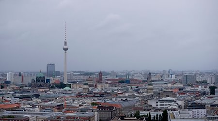 Grauer Himmel liegt über Berlin mit dem Fernsehturm. / Foto: Christoph Soeder/dpa