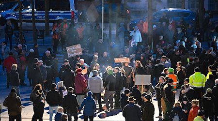 Viele Menschen nehmen am Abend an einer Demonstration auf dem Marktplatz der Spreewaldstadt Lübben teil. / Foto: Patrick Pleul/dpa