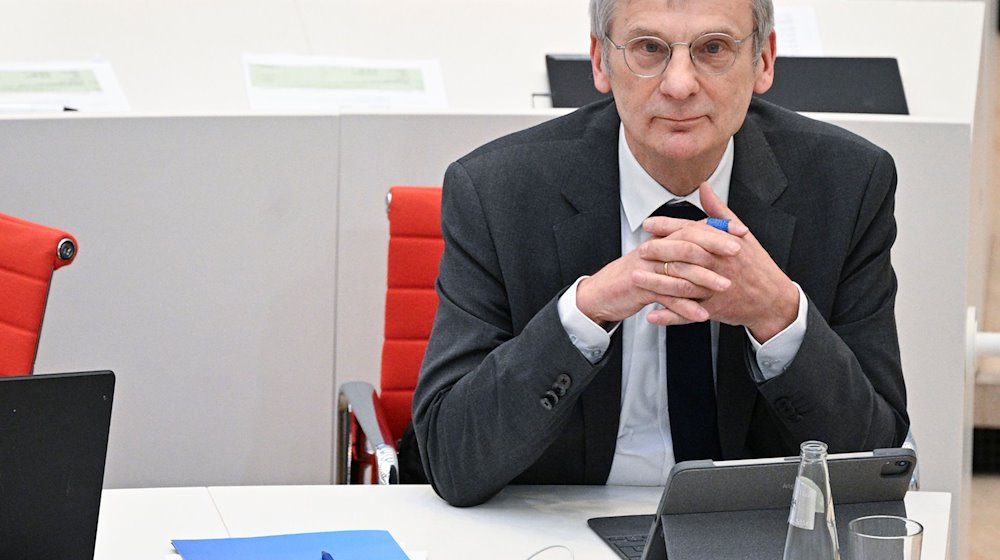 Der Abgeordnete Hans-Christoph Berndt (AfD) bei der 99. Sitzung des Landtages Brandenburg. / Foto: Jens Kalaene/dpa