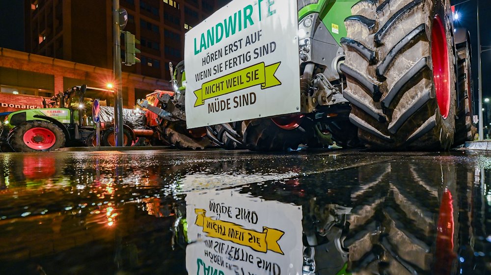 Landwirte blockieren am frühen Morgen mit ihren Fahrzeugen die Zufahrt zum deutsch-polnischen Grenzübergang Stadtbrücke in Frankfurt (Oder). / Foto: Patrick Pleul/dpa