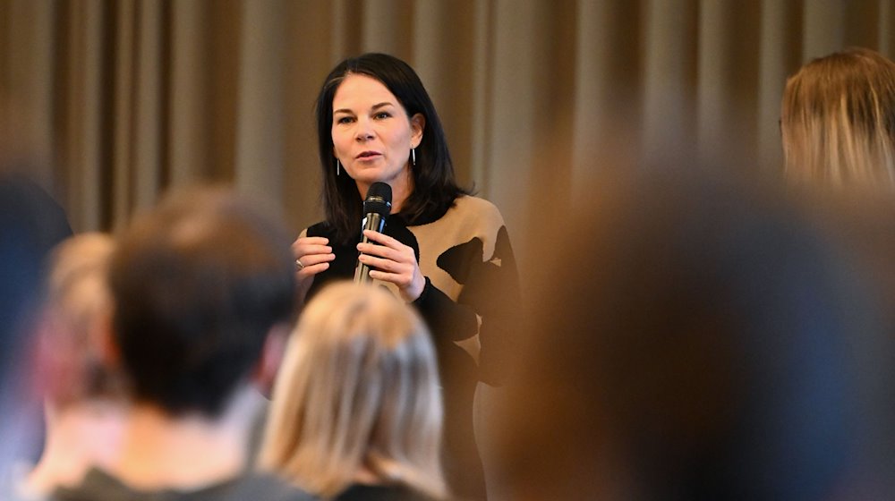 Annalena Baerbock (Bündnis 90/Die Grünen), Außenministerin, spricht bei ihrem Besuch in der Aula des Oberstufenzentrums (OSZ) Neuruppin zu den Schülern. / Foto: Soeren Stache/dpa