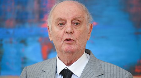 Dirigent Daniel Barenboim bedankt sich nach der Feierlichen Enthüllung seines Ehrenbürgerporträts im Festsaal des Berliner Abgeordnetenhauses. / Foto: Soeren Stache/dpa