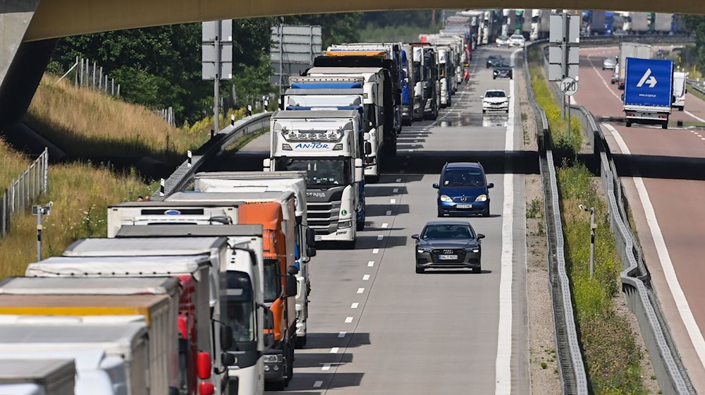 Stoßstange an Stoßstange stehen LKW auf der Autobahn A12 in Richtung Osten. / Foto: Patrick Pleul/dpa-Zentralbild/dpa/Symbolbild