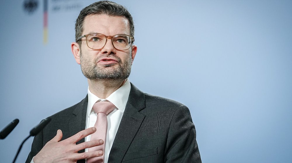 Marco Buschmann, Bundesminister der Justiz, gibt ein Pressestatement. / Foto: Kay Nietfeld/dpa