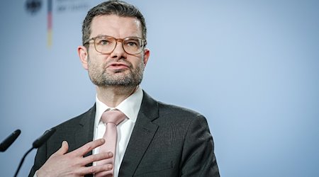 Marco Buschmann, Bundesminister der Justiz, gibt ein Pressestatement. / Foto: Kay Nietfeld/dpa