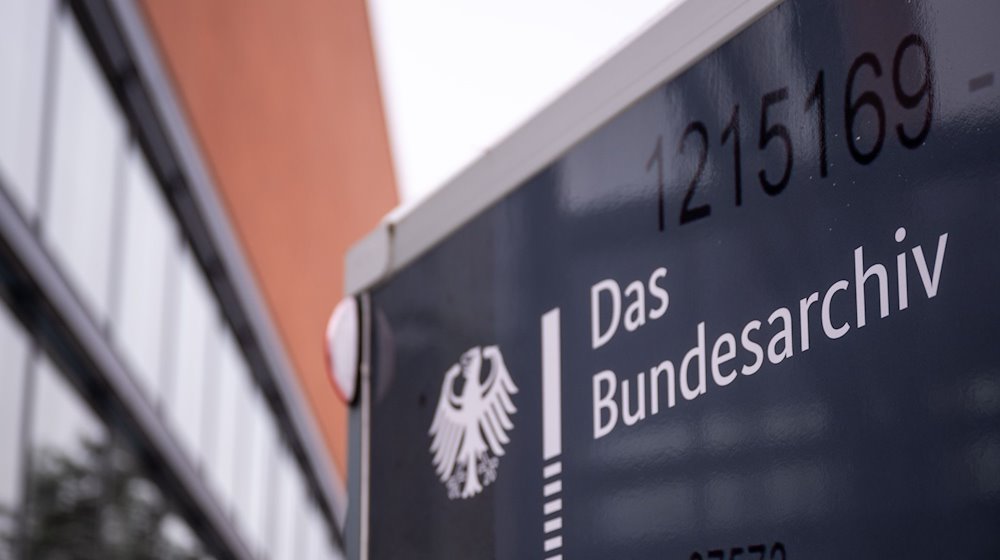 Das Logo des Bundesarchivs, aufgenommen bei einem Pressetermin zur Vorstellung der neuen Katastrophenschutz-Anhänger für das Bundesarchiv. / Foto: Monika Skolimowska/dpa