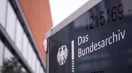 Das Logo des Bundesarchivs, aufgenommen bei einem Pressetermin zur Vorstellung der neuen Katastrophenschutz-Anhänger für das Bundesarchiv. / Foto: Monika Skolimowska/dpa