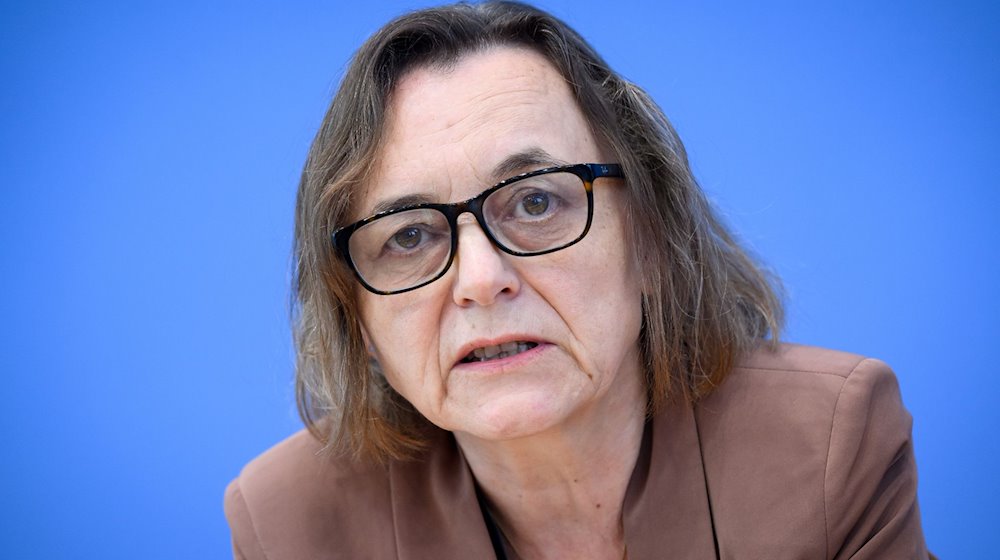 Carmen Scheibenbogen, Leiterin Immundefekt-Ambulanz an der Charité, spricht in Berlin. / Foto: Bernd von Jutrczenka/dpa/Archivbild