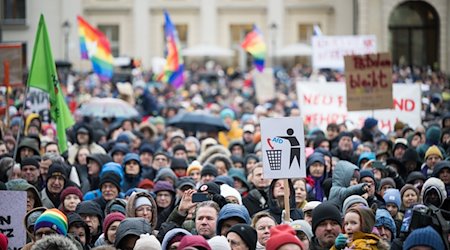 Menschen stehen während der Demonstrationen «Potsdam wehrt sich» auf dem Alten Markt. / Foto: Sebastian Gollnow/dpa