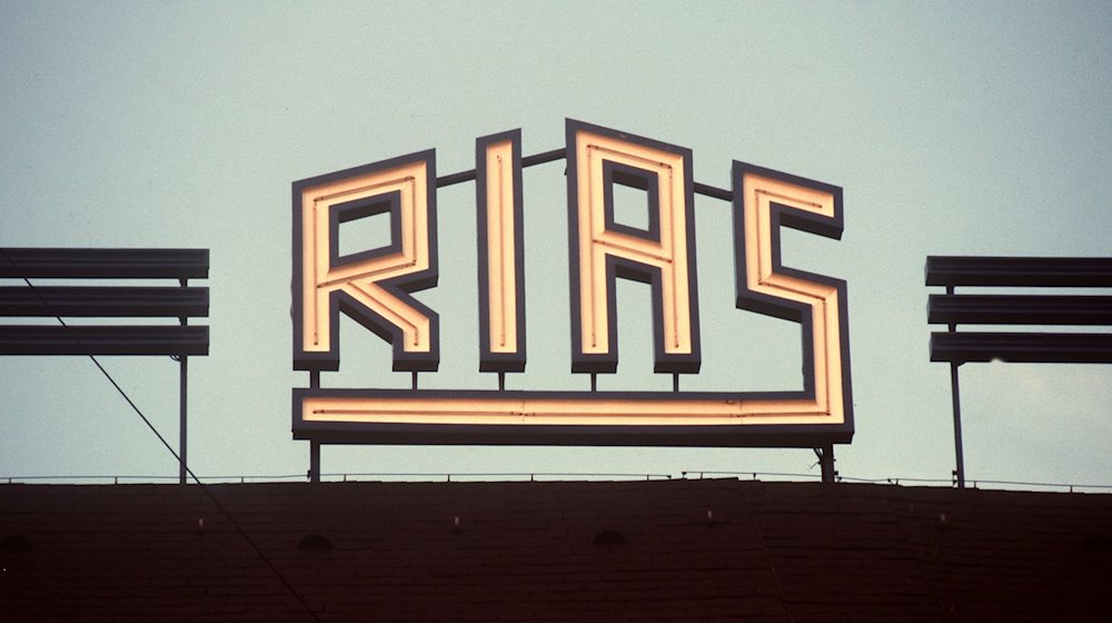 Das Logo des RIAS Berlin auf dem Dach des Rundfunkhauses im Stadtteil Schöneberg. / Foto: Chris Hoffmann/dpa/Archivbild