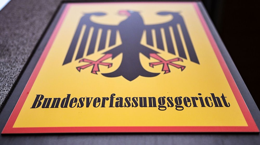 Ein Hinweisschild mit Bundesadler und dem Schriftzug Bundesverfassungsgericht. / Foto: Uli Deck/dpa/Symbolbild