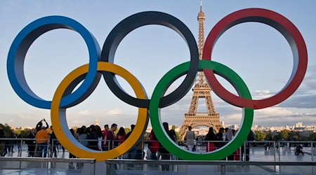 Die Olympischen Ringe 2017 in Paris vor dem Eiffelturm. / Foto: Michel Euler/AP/dpa