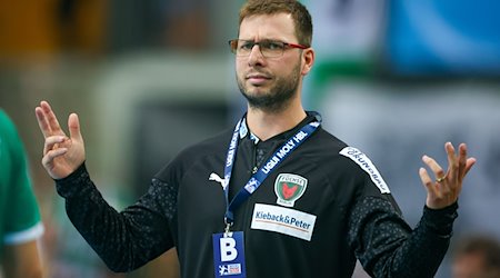 Berlins Trainer Jaron Siewert reagiert. / Foto: Jan Woitas/dpa