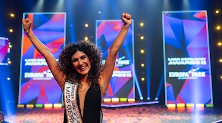 Apameh Schönauer steht auf der Bühne und feiert ihren Titelgewinn als Miss Germany 2024. / Foto: Philipp von Ditfurth/dpa