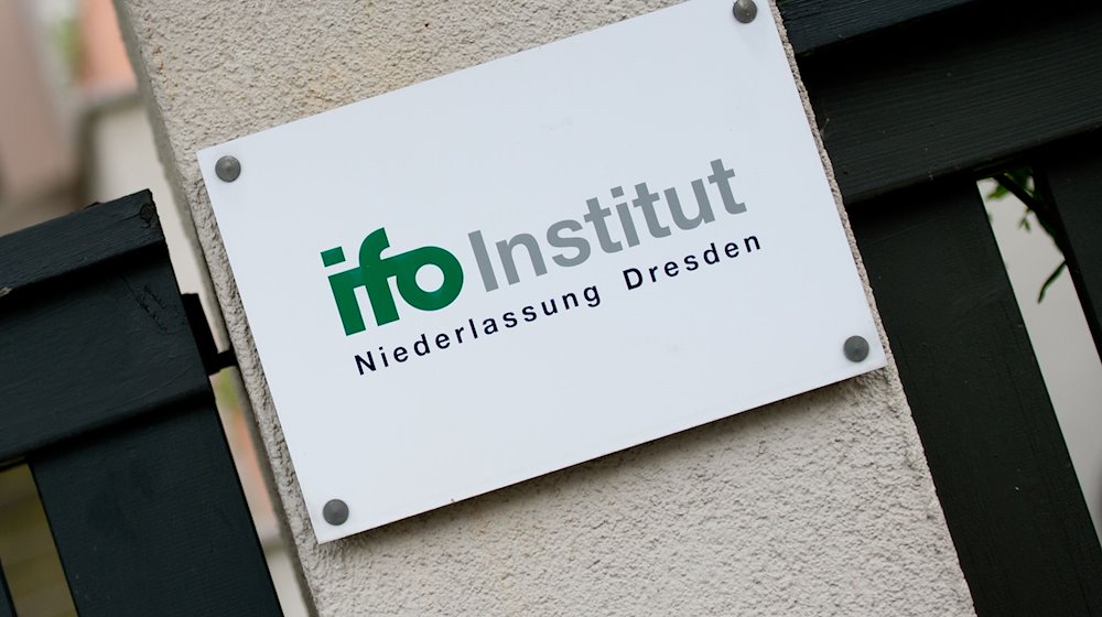 Eine Werbetafel des ifo Institut - Leibniz-Institut für Wirtschaftsforschung. / Foto: Arno Burgi/dpa/Symbolbild