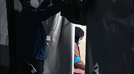 Eine geflüchtete Frau sitzt in einem Zelt der DRK-Flüchtlingshilfe in der Erstaufnahmeeinrichtung in Doberlug-Kirchhain. / Foto: Patrick Pleul/dpa-Zentralbild/dpa/Archivbild