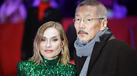 Schauspielerin Isabelle Huppert und Regisseur Hong Sangsoo über den Roten Teppich. / Foto: Hannes Albert/dpa