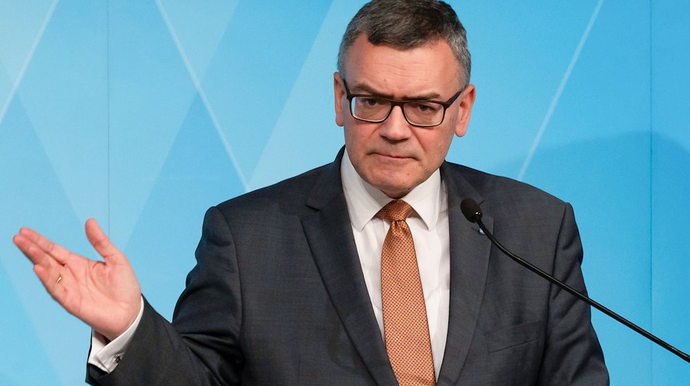 Florian Herrmann (CSU), Leiter der bayerischen Staatskanzlei, nimmt nach einer Kabinettssitzung an einer Pressekonferenz teil. / Foto: Niklas Treppner/dpa