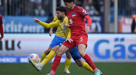 Berlins Andreas Bouchalakis (vorn) spielt gegen Braunschweigs Fabio Kaufmann. / Foto: Swen Pförtner/dpa