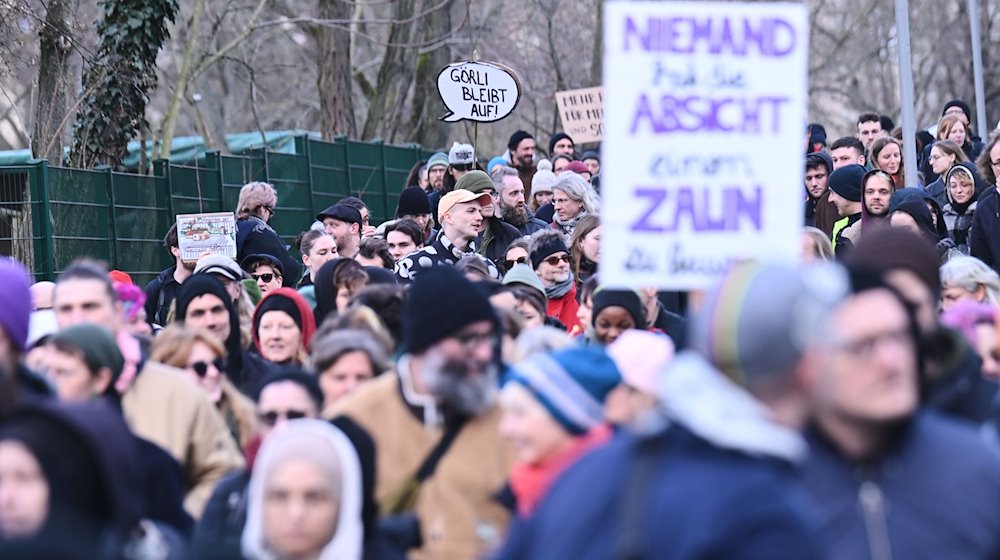 «Görli bleibt auf» steht auf einem Plakat bei einer Demonstration. / Foto: Annette Riedl/dpa