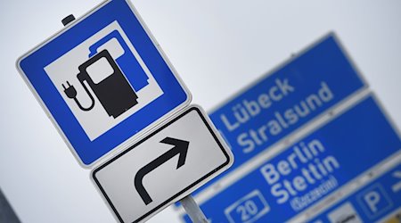 Ein Verkehrszeichen für Ladestationen für E-Fahrzeuge und Wasserstofftankstelle steht an der A20. / Foto: Stefan Sauer/dpa/Symbolbild