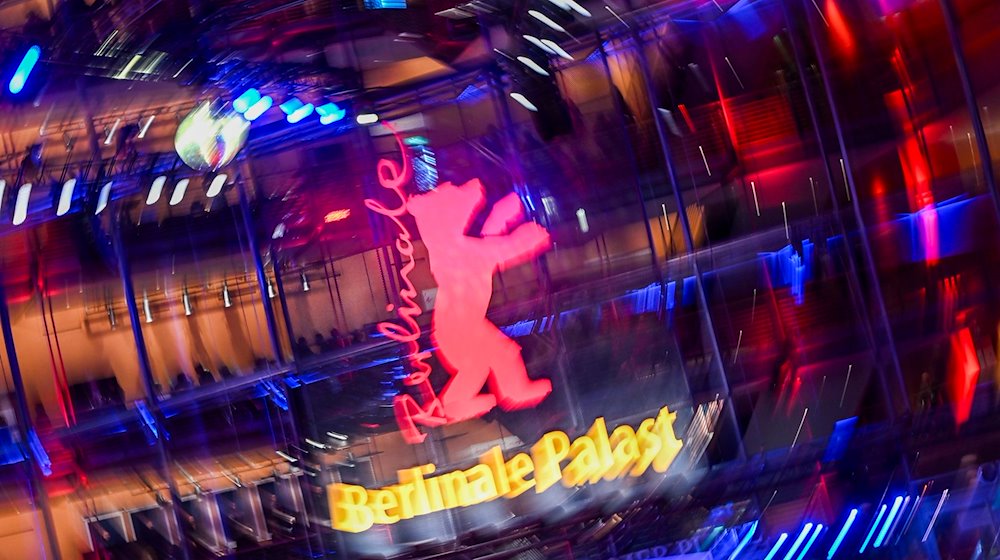 Das Logo der Berlinale am Berlinale Palast während der Party beim Eröffnungsabend. / Foto: Jens Kalaene/dpa