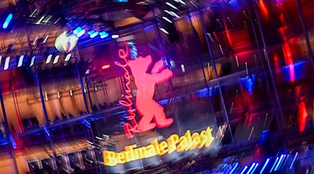 Das Logo der Berlinale am Berlinale Palast während der Party beim Eröffnungsabend. / Foto: Jens Kalaene/dpa