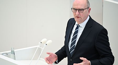 Brandenburgs Ministerpräsident Dietmar Woidke steht am Rednerpult. / Foto: Jens Kalaene/dpa/Archivbild