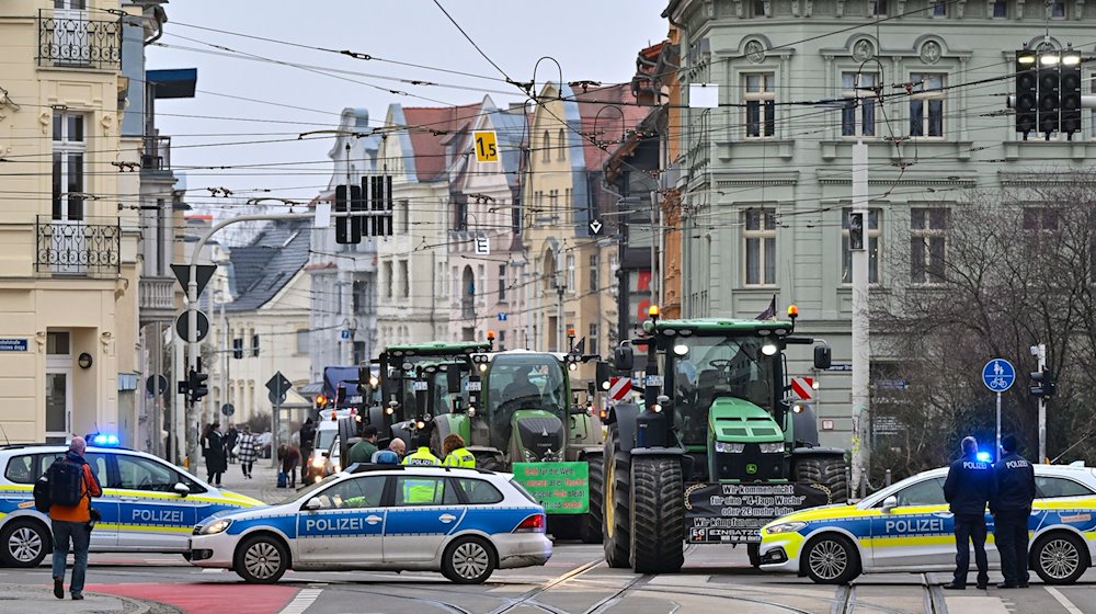 Landwirte kommen mit Traktoren zu einer Demonstration vor Beginn Energiewendekonferenz. / Foto: Patrick Pleul/dpa