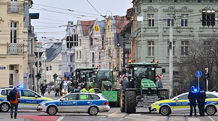 Landwirte kommen mit Traktoren zu einer Demonstration vor Beginn Energiewendekonferenz. / Foto: Patrick Pleul/dpa