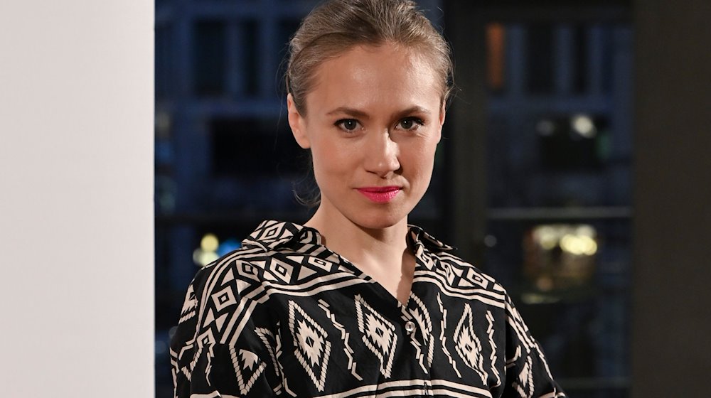 Die Schauspielerin Alina Levshin kommt zum ARTE-Empfang in die Akademie der Künste am Pariser Platz. / Foto: Jens Kalaene/dpa