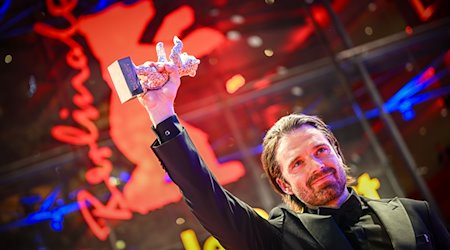 Schauspieler Sebastian Stan freut sich nach Abschlussgala und Preisverleihung der 74. Internationalen Filmfestspiele Berlinale über den Silbernen Bären für seine Rolle in dem Film "A Different Man" in der Kategorie Beste schauspielerische Leistung in einer Hauptrolle. / Foto: Britta Pedersen/dpa