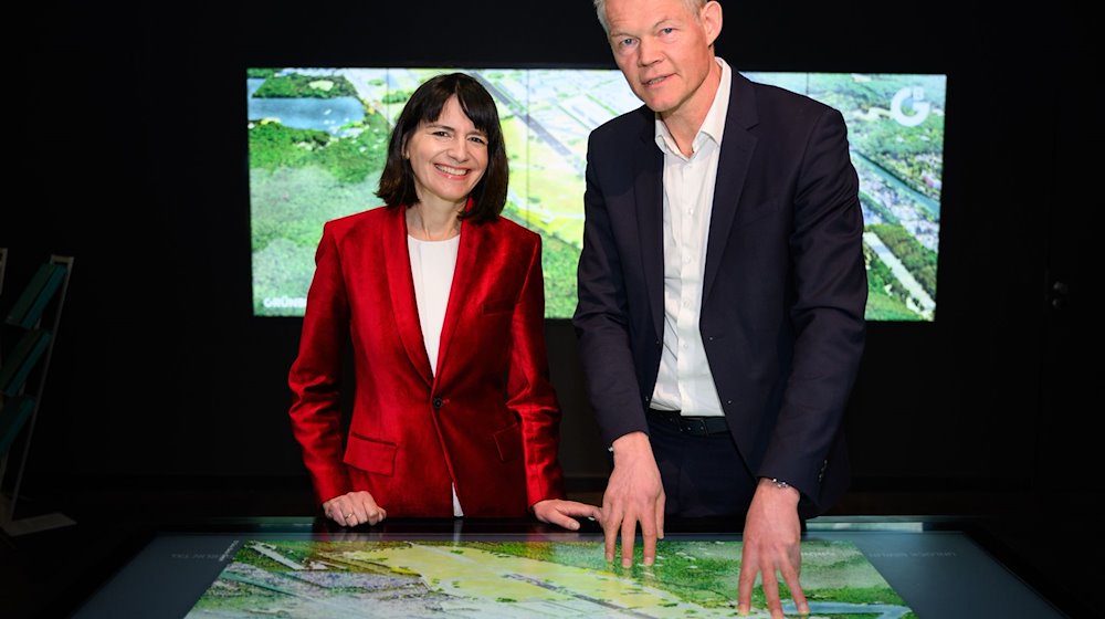 Britta Behrendt (l), Staatssekretärin für Klimaschutz und Umwelt, und Christoph Schmidt, Geschäftsführer der Grün Berlin GmbH, stehen bei einer Pressekonferenz an einem Display mit einer Animation des zukünftigen Parks. / Foto: Bernd von Jutrczenka/dpa