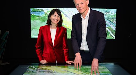 Britta Behrendt (l), Staatssekretärin für Klimaschutz und Umwelt, und Christoph Schmidt, Geschäftsführer der Grün Berlin GmbH, stehen bei einer Pressekonferenz an einem Display mit einer Animation des zukünftigen Parks. / Foto: Bernd von Jutrczenka/dpa