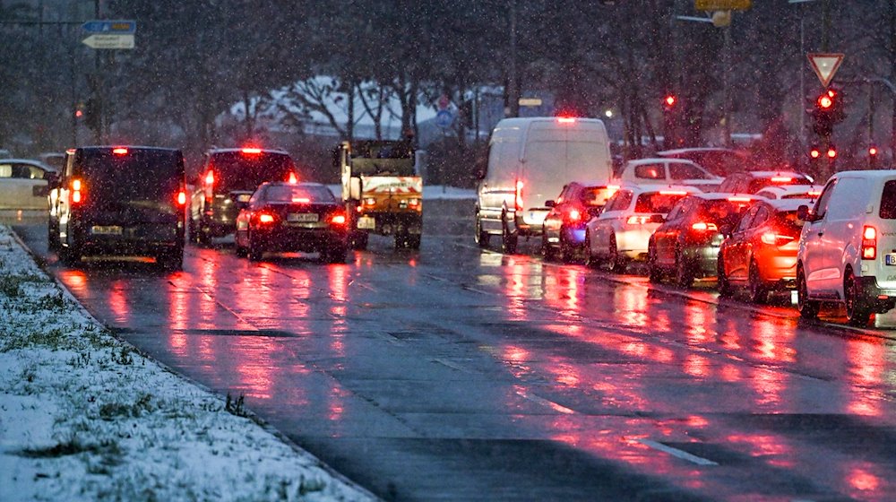 Schneeregen und Schneeschauer erschwert im Dezember den Berufsverkehr. / Foto: Jens Kalaene/dpa/Symbolbild