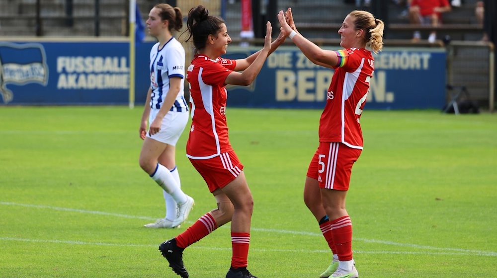 Die Unionerin Dina Sophia Orschmann (r) trifft zum 1:4 im Regionalliga-Spiel gegen Hertha BSC und wird von einer Mitspielerin dazu beglückwünscht. / Foto: Jörg Carstensen/dpa